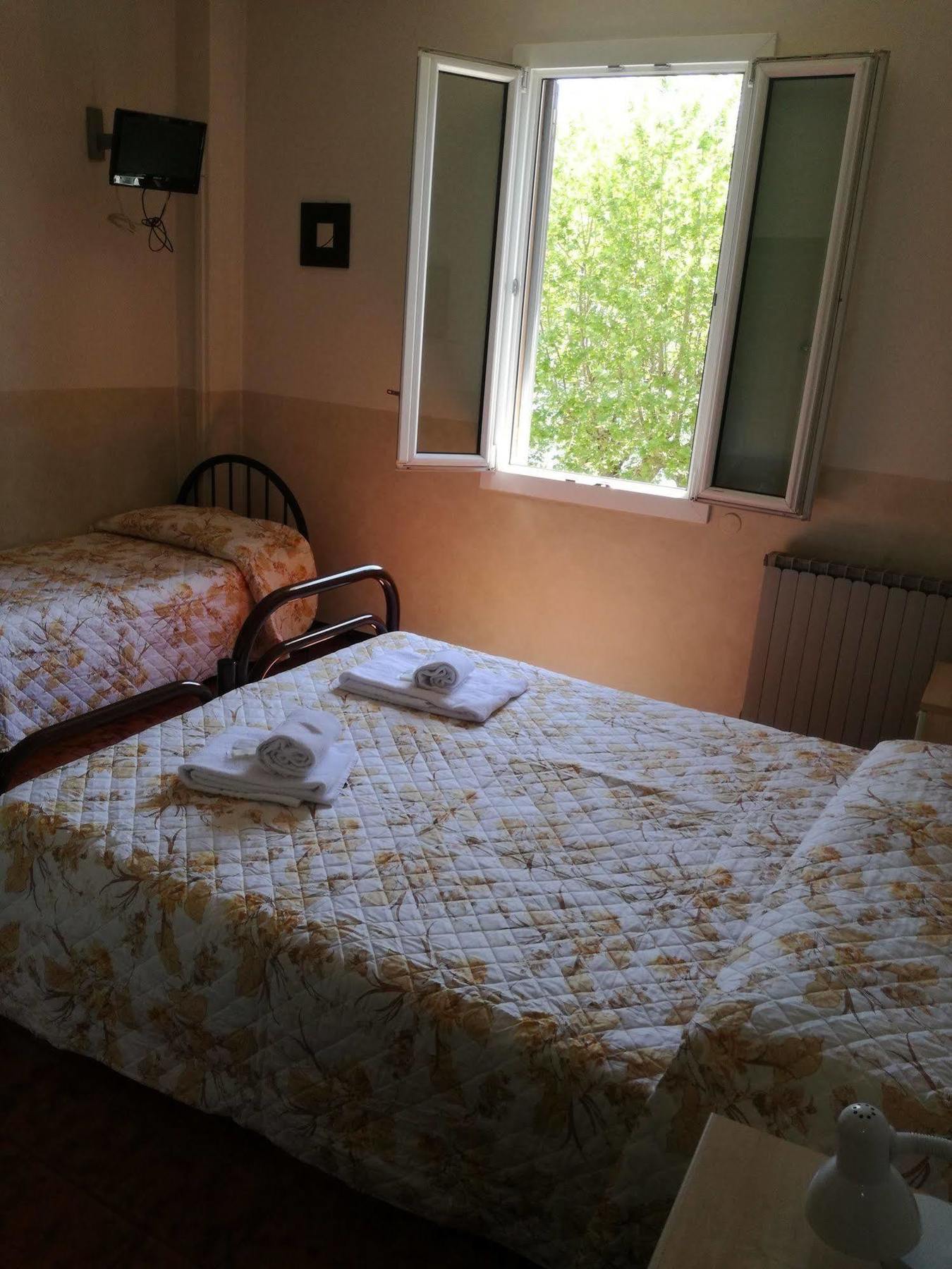 Hotel Belvedere Lovere Bagian luar foto